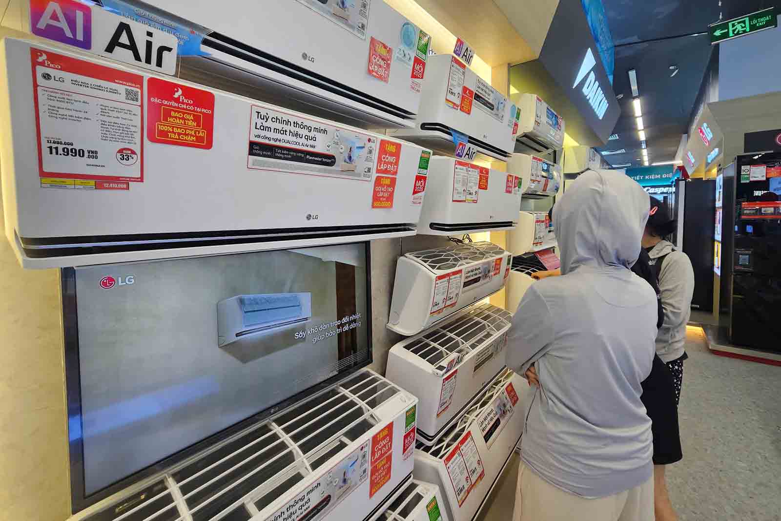 People asked to buy air conditioners at Pico Xuan Thuy, on the afternoon of June 2. Photo: Song Huu