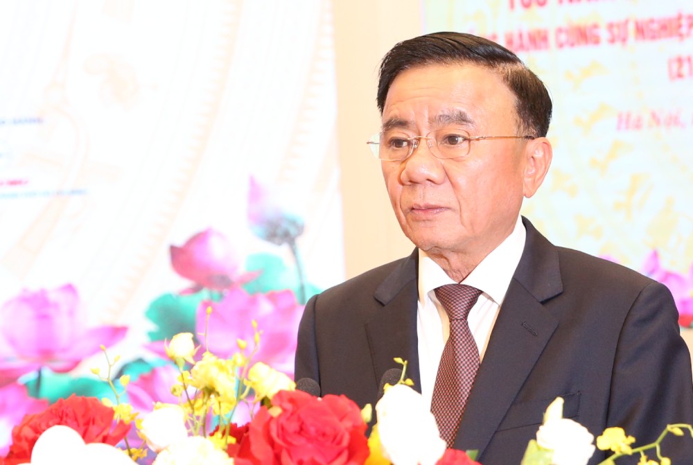 Miembro del Politburo, el Secretario del Comite Permanente, Tran Cam Tu, acaba de firmar la conclusion No. 160-KL/TW del 31 de mayo de 2025 del Politburo, la Secretaria sobre la implementacion de la tarea de organizar la estructura organizacional y la unidad administrativa, asegurando el progreso, los requisitos de acuerdo con las resoluciones y las conclusiones del gobierno central, el Politburo, el Secretarios. Foto: AI Van