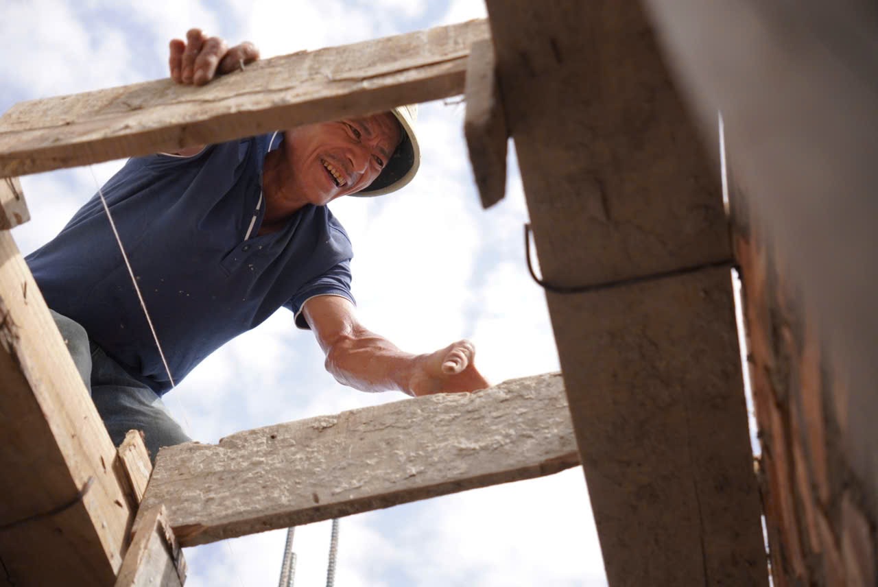 El Sr. Nguyen Phu Tan y docenas de trabajadores todavia trabajaban duro en un sitio de construccion en la calle Tran Phu, Town Town, Town, Distrito de Tin Tin (Hanoi) en el intenso clima calido. Foto: Phuong Anh