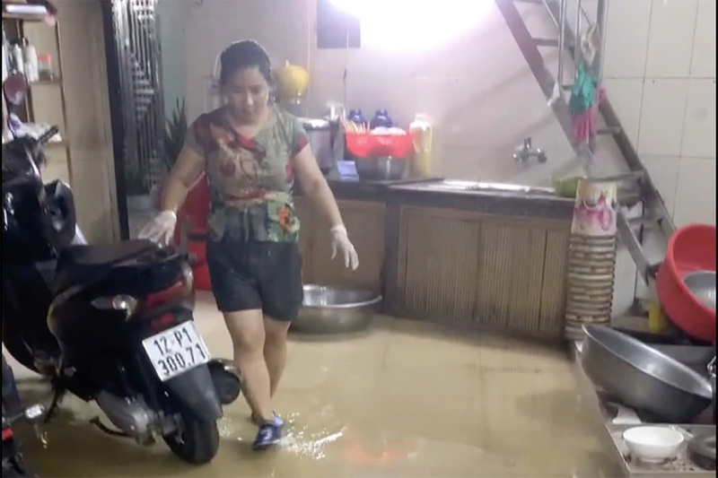 Nuoc tran vao nha dan. Anh: Nguoi dan cung cap