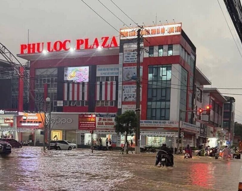 Mua trang troi khien nuoc dang cao, chay xiet giua long TP Lang Son. Anh: Nguoi dan cung cap