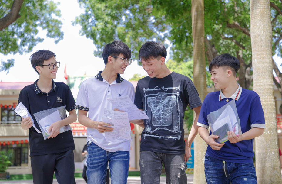Candidates at the Vinh Yen High School Exam (Vinh Phuc) were excited after completing the Math exam. Photo: Tra Huong