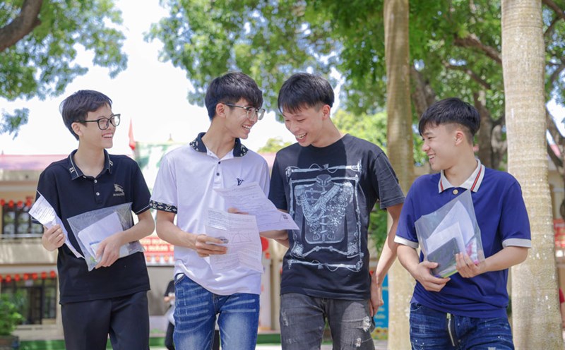 Candidates at the Vinh Yen High School Exam (Vinh Phuc) were excited after completing the Math exam. Photo: Tra Huong