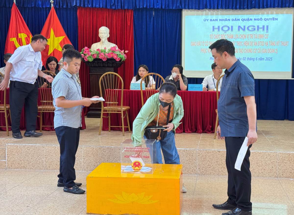 Los hogares de dibujo eligen la posicion de reasentamiento. Foto: Distrito de ONG Quyen, distrito de Hai Phong
