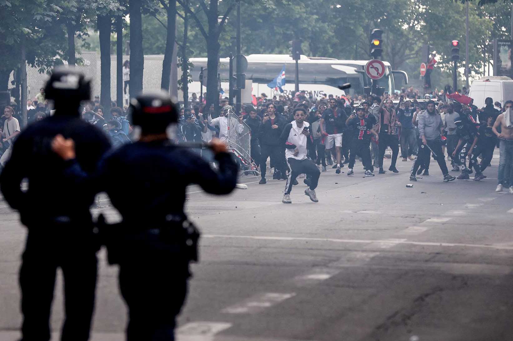 Canh sat da rat vat va khi phai doi dau voi nhung co dong vien qua khich lam nao loan duong pho Paris. Anh: AFP