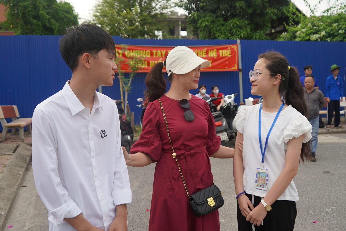 Co giao Le Thi Duong dong vien hoc tro truoc gio thi. Ảnh: Mai Dung