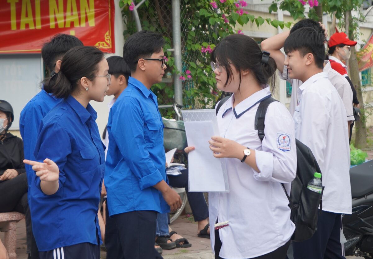 Luc luong tinh nguyen ho tro cac thi sinh. Ảnh: Mai Dung