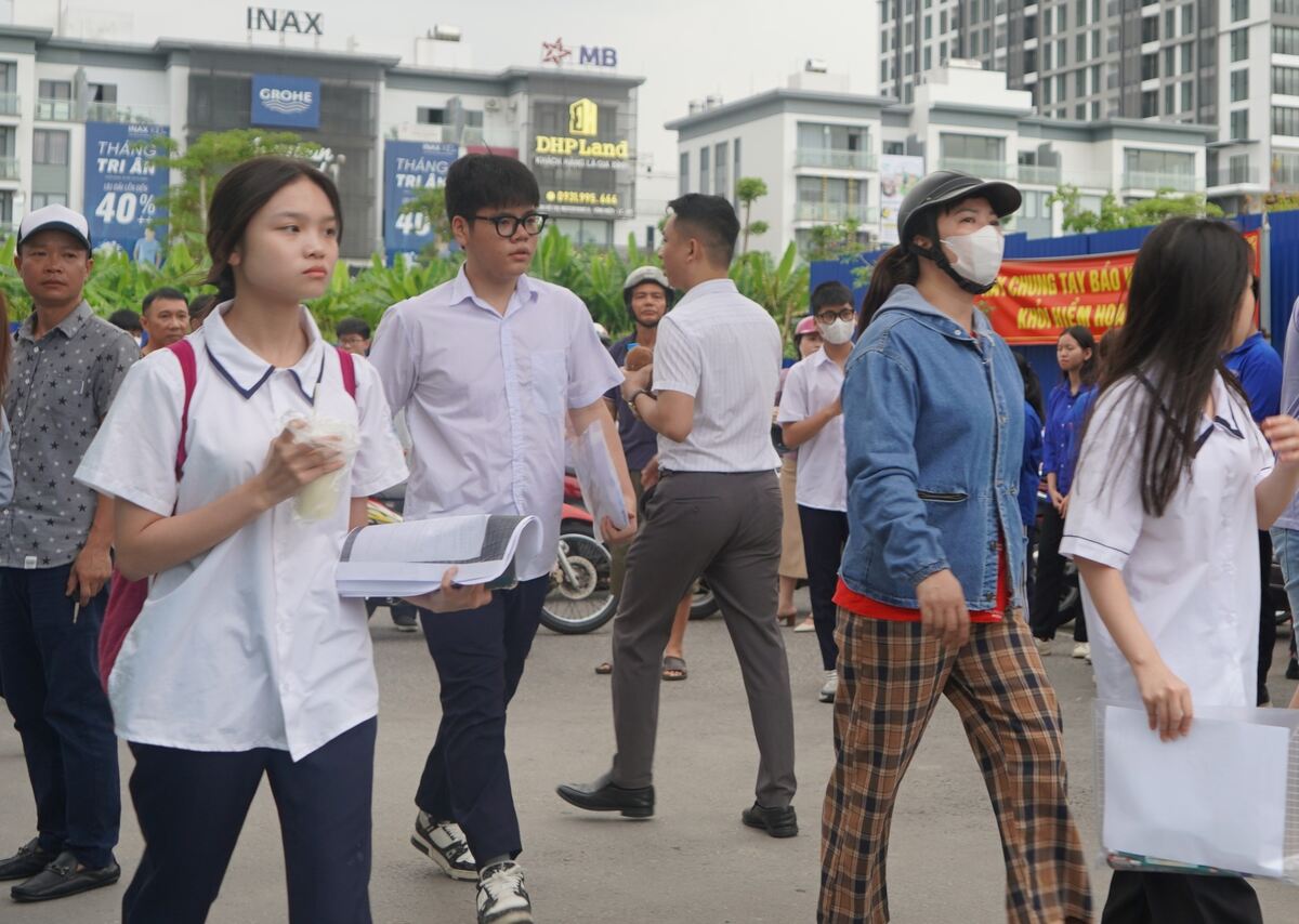 Cac thi sinh buoc vao ki thi voi tam the tu tin. Ảnh: Mai Dung