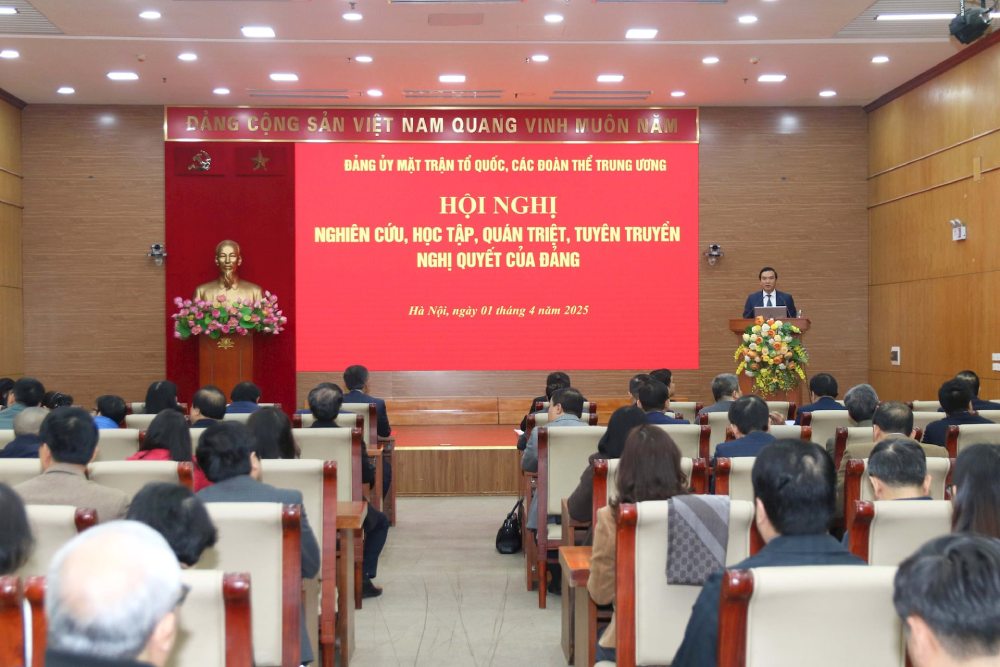 El Politburo, la Secretaria asigno al Comite del Partido del Frente de la Paterna y a las organizaciones de masas centrales para emitir urgentemente guiar la organizacion de la estructura organizativa del Frente de la Patria de Vietnam, las organizaciones de masas provinciales y comunales. En la foto: una conferencia para estudiar, estudiar, completamente y propagar las resoluciones del partido. Foto: Quang Vinh