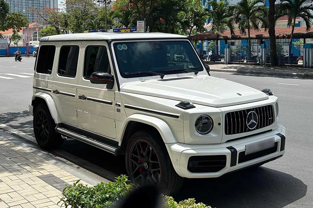 Mercedes-AMG G63 en la ciudad de Ho Chi Minh adjunto a la placa de subasta de casi mil millones. Foto: Phat Nguyen