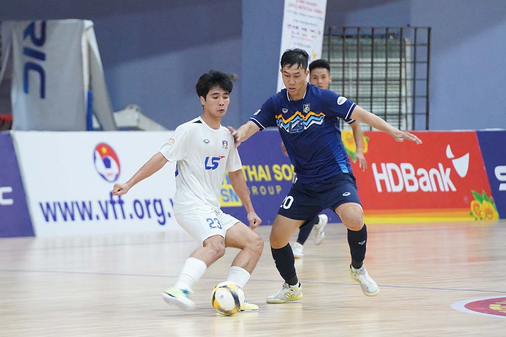 El hijo tailandes Bac (camisa blanca) se convirtio en el primer equipo en derrotar al hijo tailandes Nam Ho Chi Minh City en el Campeonato Futsal Hdbank 2025. Foto: VFF