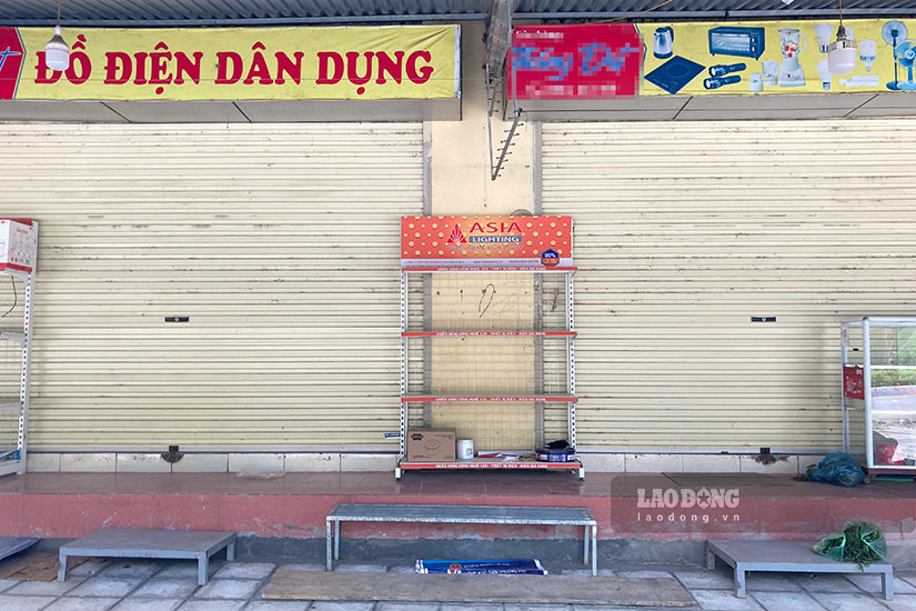 Many stores in Dien Bien have closed, and traders are concerned about checking. Photo: Thanh Binh