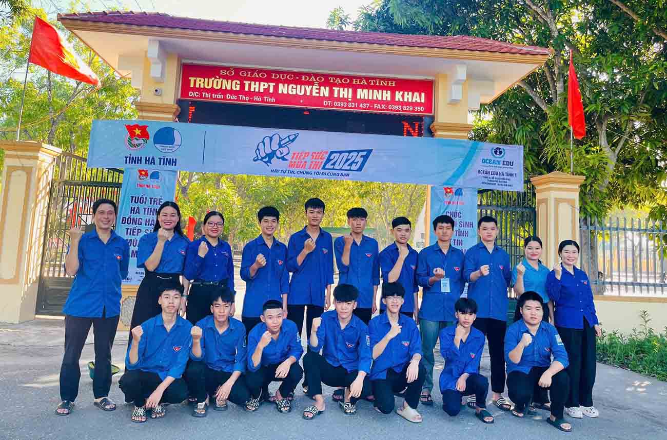 Cac tinh nguyen vien san sang cho ngay tiep suc mua thi o Truong THPT Nguyen Thi Minh Khai. Anh: Doan Tuan.