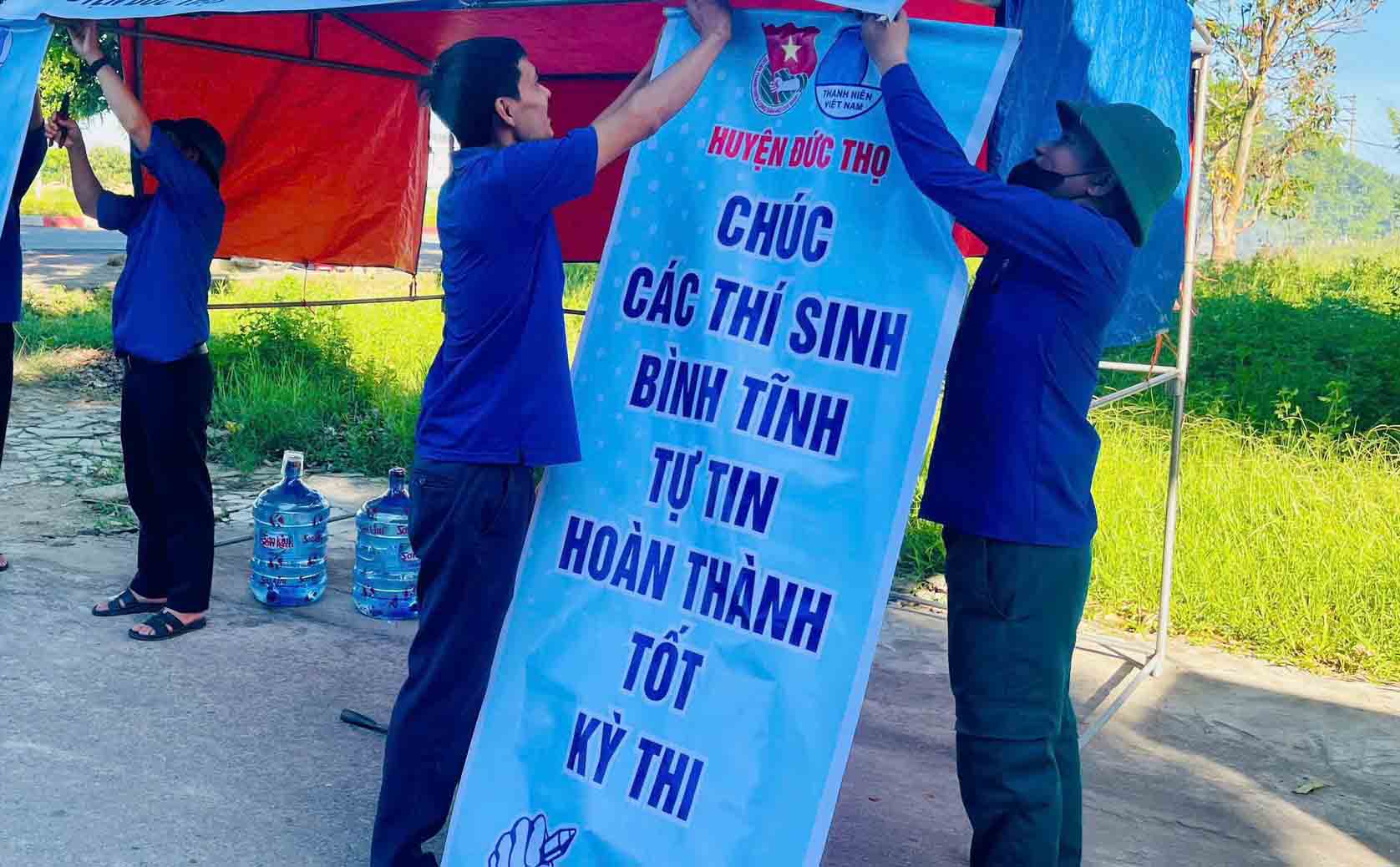 Volunteers in Duc Tho district are ready to support the 10th grade entrance exam season in the area. Photo: Doan Tuan.