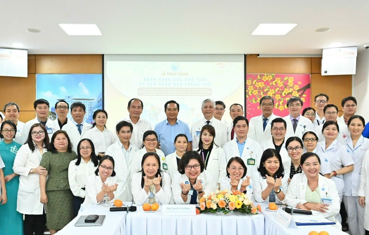 Le trao tang Bang khen cua UBND TPHCM cho Benh vien Nhi dong 1 va Benh vien Tu Du vi da co thanh tich xuat sac, dot xuat trong viec can thiep tim bao thai cho san phu nguoi Singapore. Anh: Benh vien Tu Du cung cap