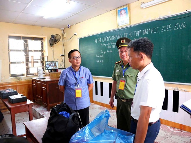 Doan cong tac So Giao duc va Dao tao kiem tra cong tac chuan bi thi tai cac hoi dong coi thi co phong thi dac biet. Ảnh: So Giao duc Dao tao Hai Phong