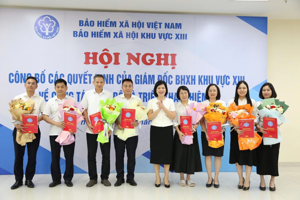 Director de Seguro Social Region XIII otorga las decisiones de nombramiento a 8 jefes del personal. Foto: Hai Phong Social Insurance E -Portal