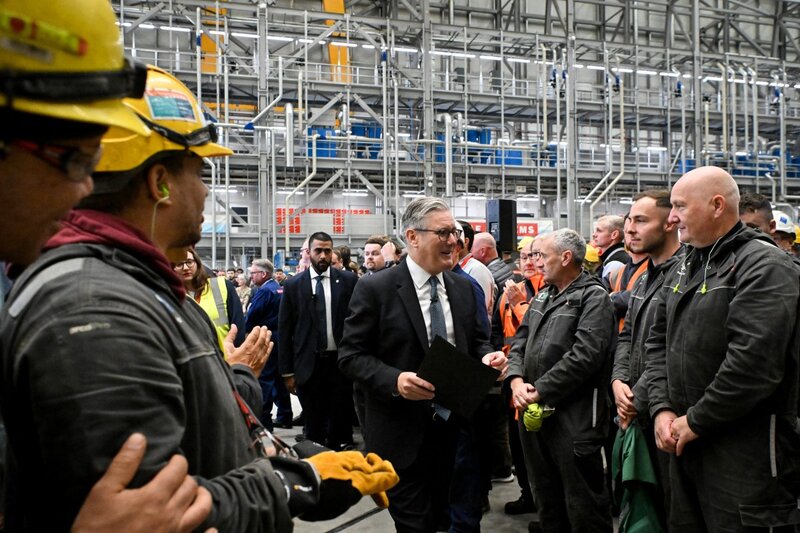 El primer ministro britanico, Keir Starmer, en un astillero en Govan, Glasgow anuncio su rehacer como un mensaje enviado a Rusia. Foto: AFP