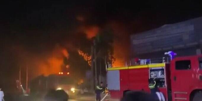 The fierce fire in Tu Ky, Hai Duong. Photo cut from clip