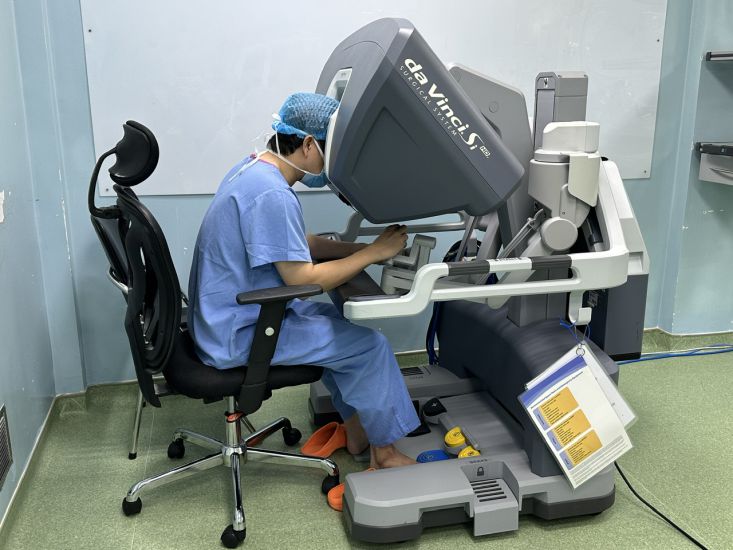 Dr. Nguyen Phu Huu - Deputy Head of the Department of Surgery and Gastroenterology, Binh Dan Hospital - is performing robotic surgery on the patient. Photo: Tran Nhung
