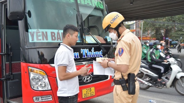 Doi CSGT so 6 kiem tra xe khach tren duong Pham Hung. Anh: