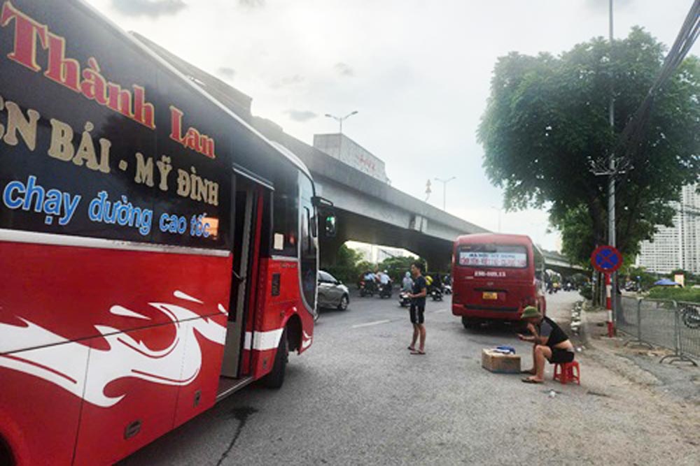 Ignorando el letrero de prohibicion, muchos autos de pasajeros aun se detienen y recogen pasajeros fuera del muelle. Foto: Minh Hanh tomo 16h00 el 2.6.2025