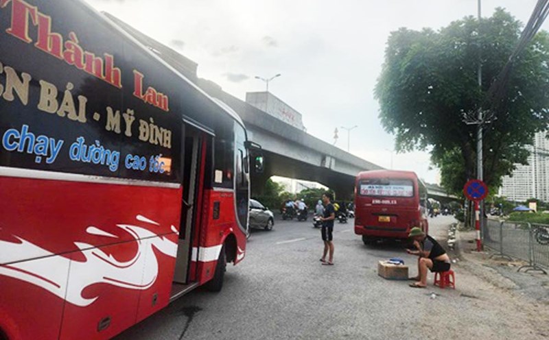 ignoring the prohibition signs, many passenger cars still stop to pick up and drop off passengers outside the station. Photo: Minh Hanh taken at 4:00 p.m. on June 2, 2025