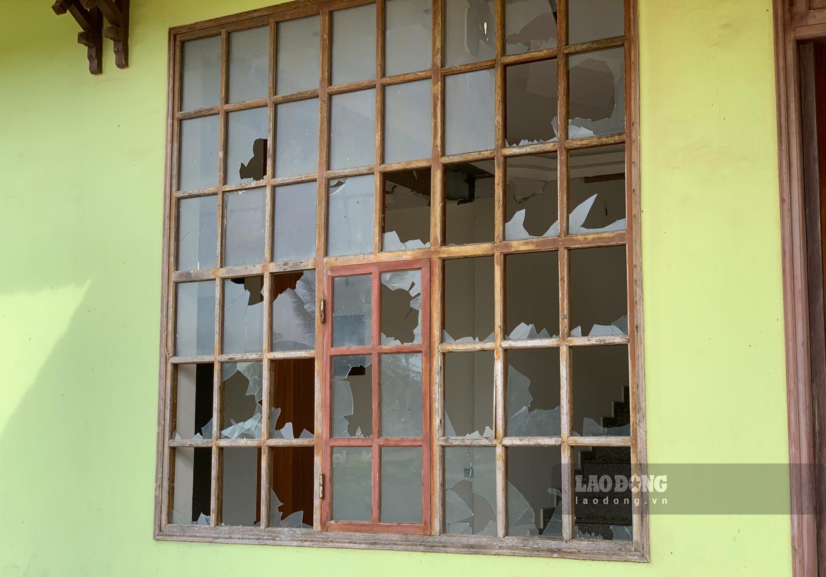 Những ô cửa kính bị vỡ rơi đầy