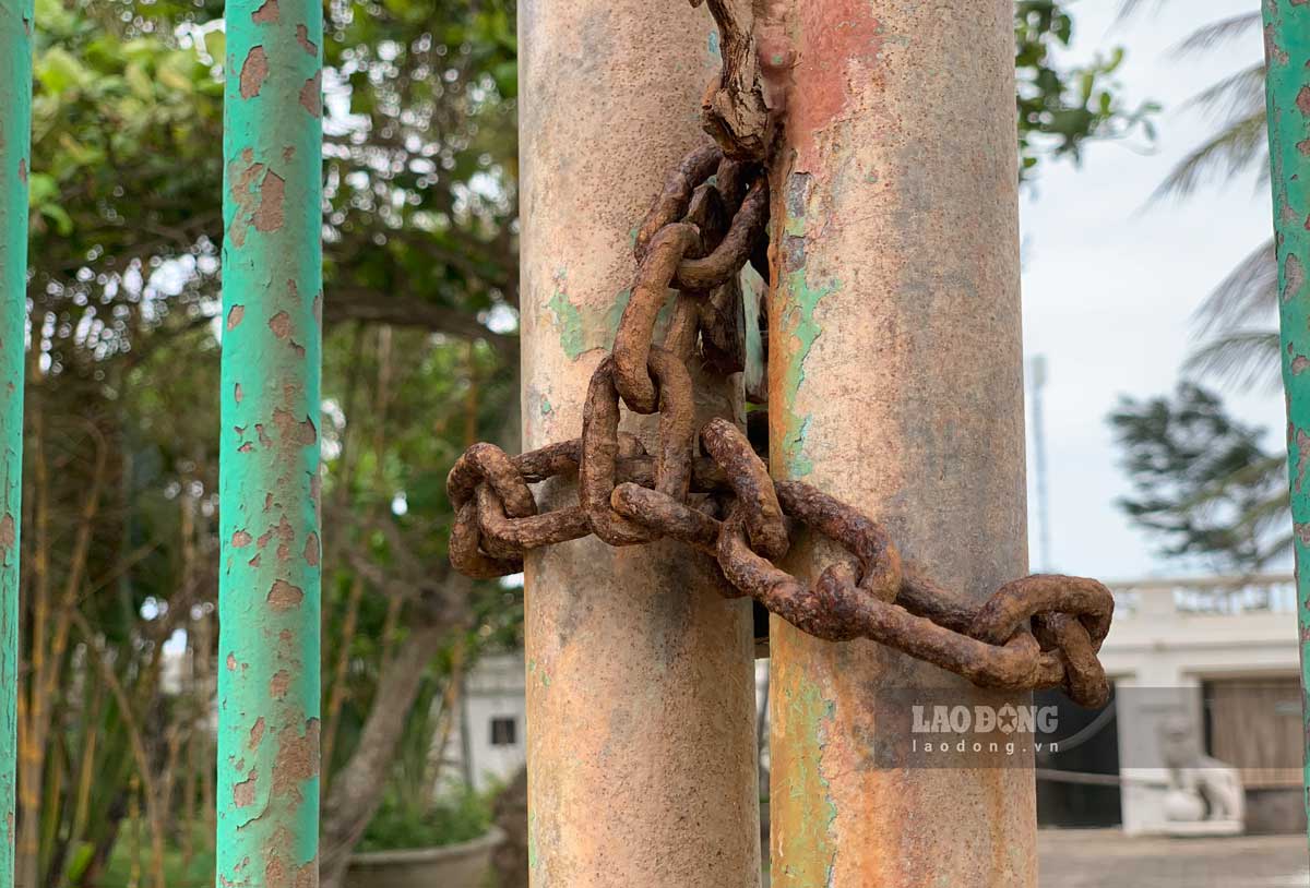 Dọc các trục đường chính trong Khu du lịch Quất Lâm, dễ dàng bắt gặp nhiều khách sạn cửa đóng then cài. Ảnh: Hà Vi