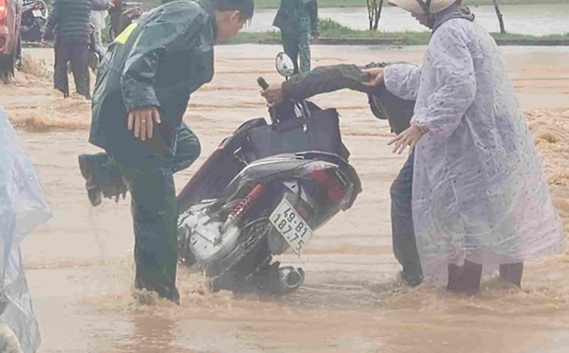 The Prime Minister directed to strengthen natural disaster prevention and control before the 2025 storm season. Photo: Lam Hong.