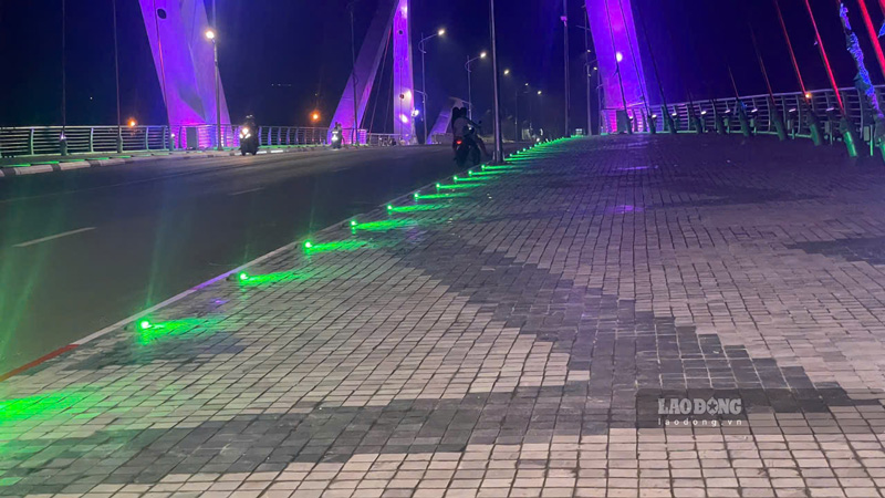 Phía trên mặt cầu cũng được trang bị đèn đa sắc màu.