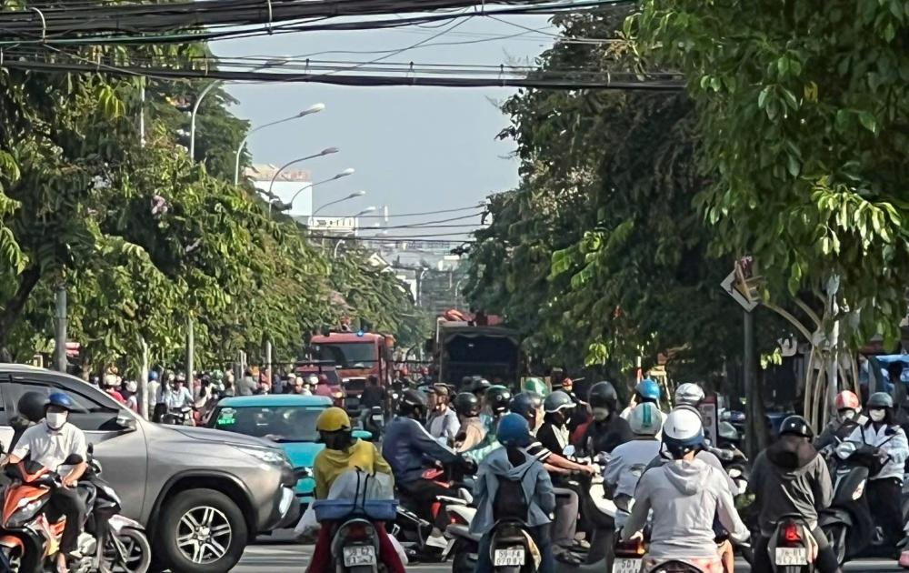Xe cuu hoa, cung nhieu chien si canh sat PCCC TPHCM da co mat dap lua. Anh: Dong Hoang