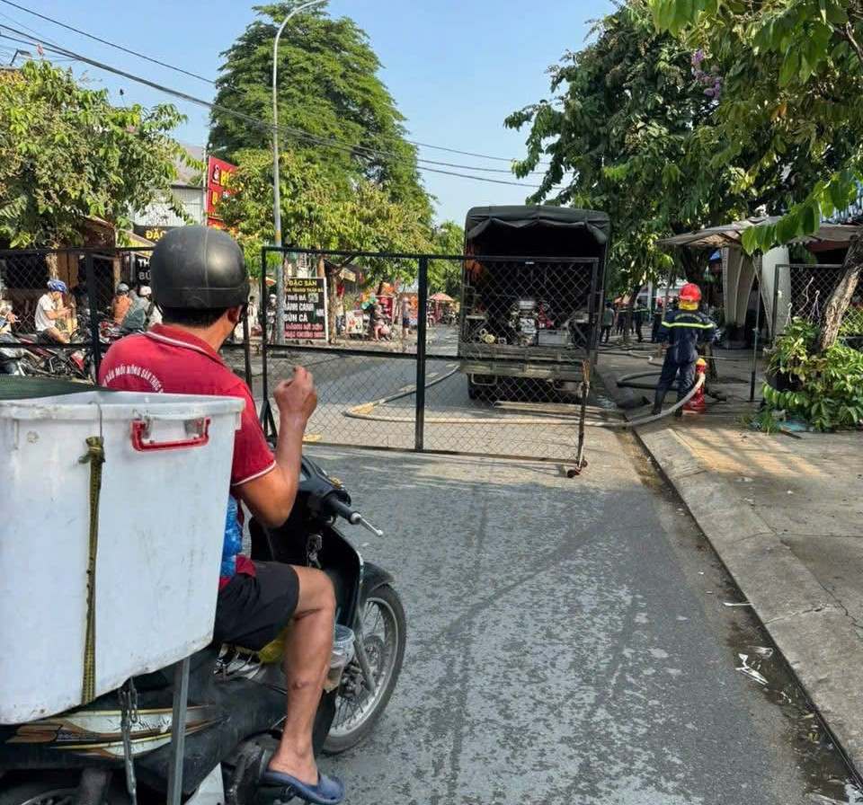 Giao thong qua khu vuc chay gap kho khan, cac phuong tien phai tim lo trinh khac thay the. Anh: Dong Hoang