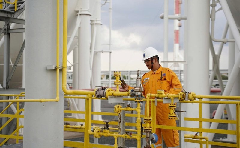 Oil and Gas workers actively achieved emulation results to welcome the Party Congresses at all levels. Photo: Tra My