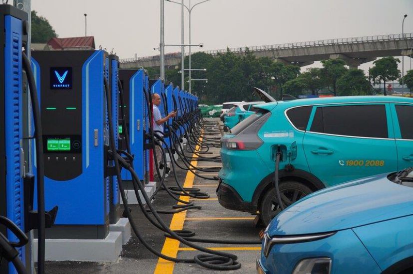 El conductor del automovil electrico esta seguro cuando se cubren cada vez mas estaciones de carga en todas las provincias y ciudades. Foto: Yen Van