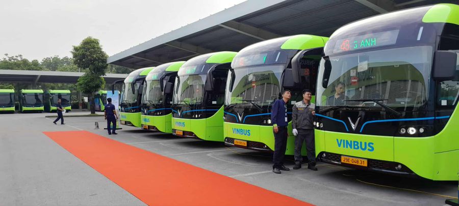 Los autobuses electricos estan listos para soportar al limitar las motos electricas al centro de la ciudad. Foto: Xuyen Dong