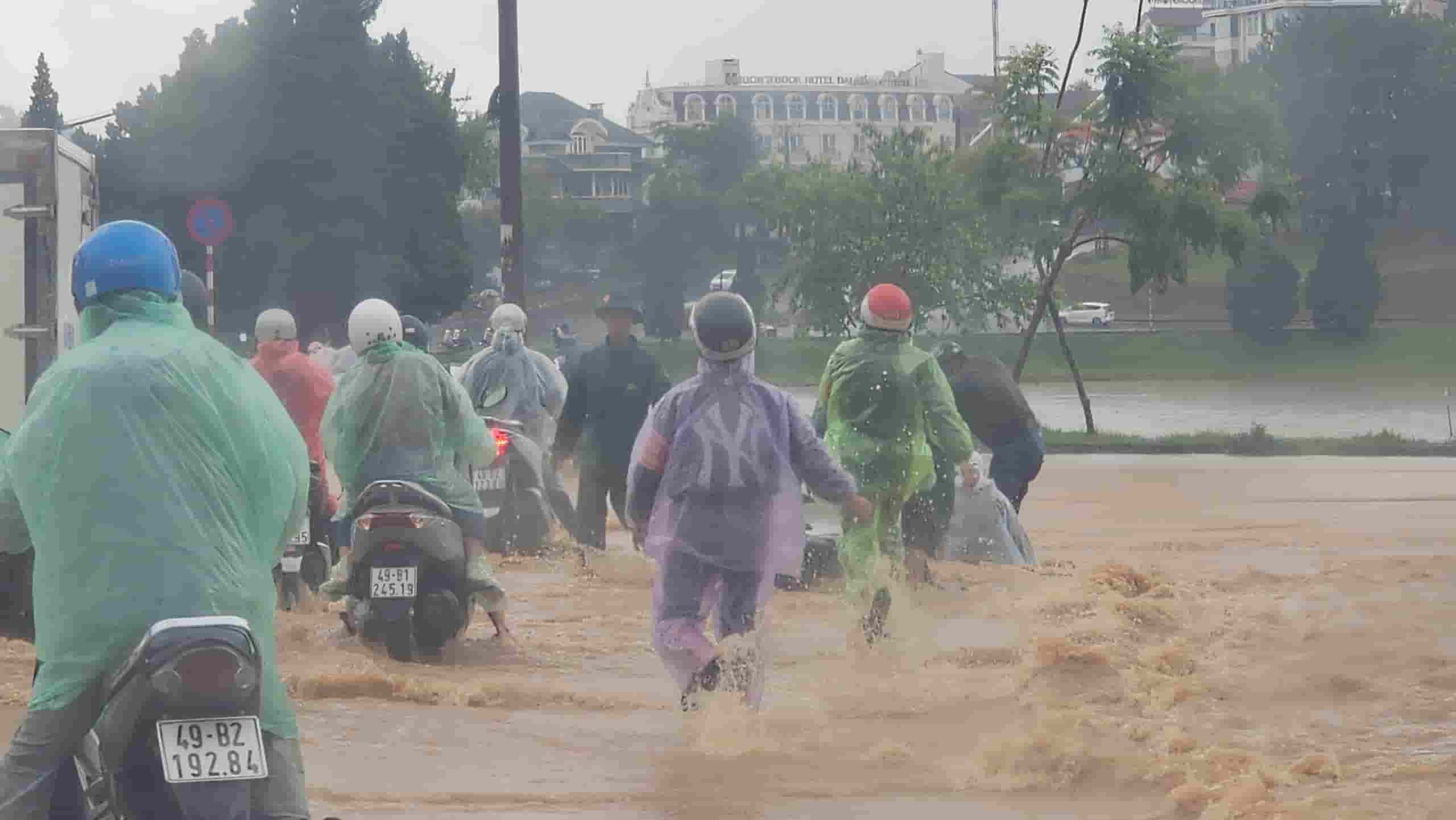 Las fuertes lluvias en Da Lat (Lam Dong) causaron una serie de calles en la tarde del 16 de junio. Foto: Lam Hong
