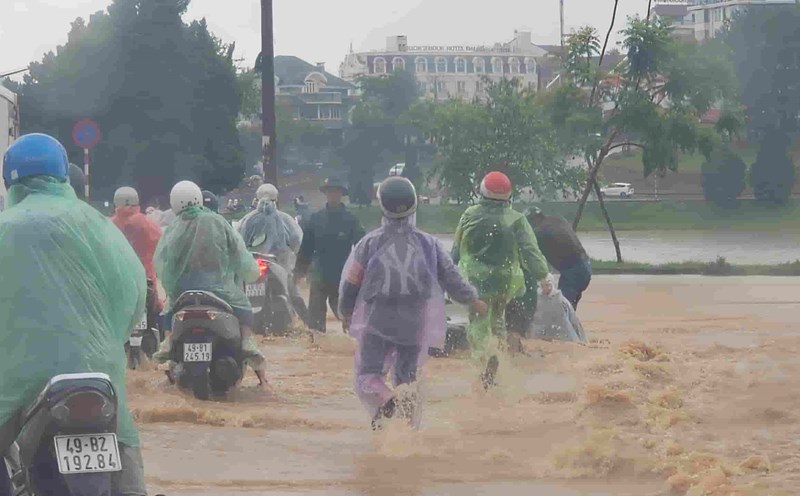 Heavy rain in Da Lat (Lam Dong) caused flooding on some streets on the afternoon of June 16. Photo: Lam Hong