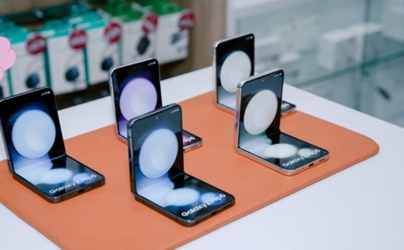 Image of a Samsung Galaxy folding phone model. Photo: Duy Nguyen