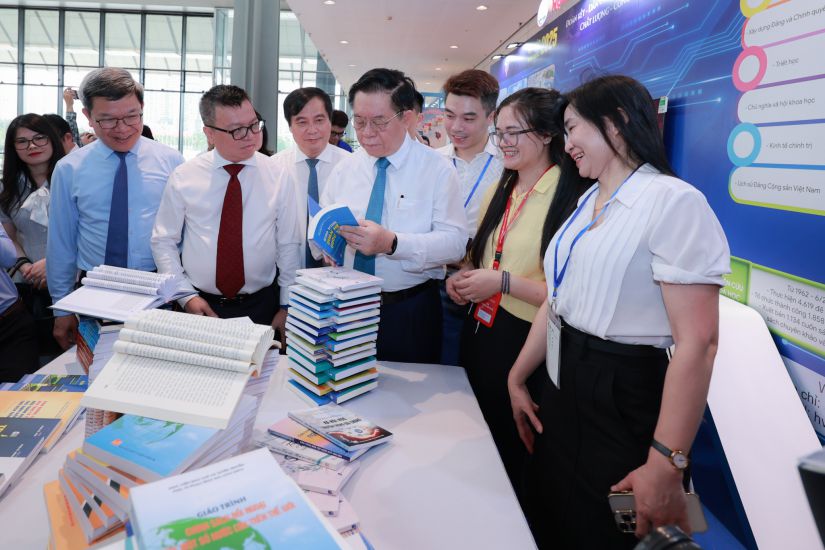 Member of the Politburo, Secretary of the Party Central Committee, Head of the Central Propaganda and Mass Mobilization Commission Nguyen Trong Nghia and delegates visit the exhibition booth of press agencies at the National Newspaper Association in 2025. Photo: Hai Nguyen