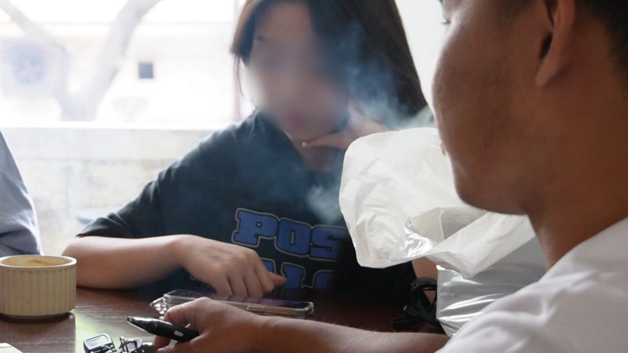 Group of students using e-cigarettes. Photo: Cao Thom