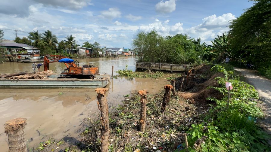 La seccion de deslizamientos de tierra en una comuna de Binh, Distrito Long Ho (Vinh Long) ha sido reforzado temporalmente de la financiacion debido al patrocinador que respalda mas de 450 millones de VND. Foto: Hoang loc