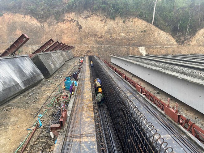 Cong nhan hoi ha lam viec tren cac cong truong xay dung cao toc. Anh: Khanh Linh