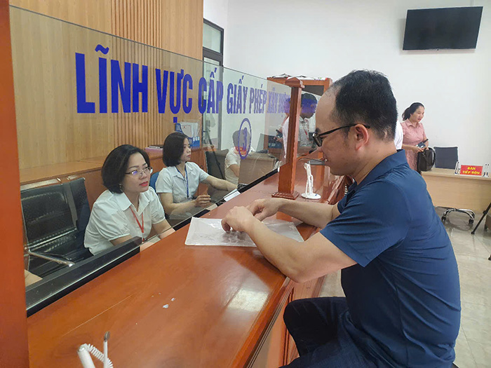 Ong Trinh Tuan Tai, tru tai phuong Dong Hai 1 den lam thu tuc hanh chinh tai Trung tam Hanh chinh cong phuong Dong Hai (moi). Anh: Mai Chi