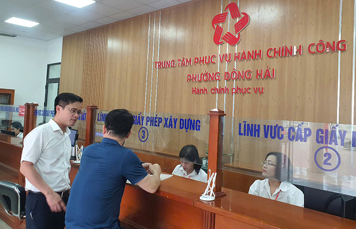 Sr. Nguyen Anh Tuan - Presidente de HAI Un Comite Popular del Distrito (HAI Phong) reviso en el Centro de Administracion Publica de Dong Hai Ward (nueva) en el distrito. Foto: Mai Chi