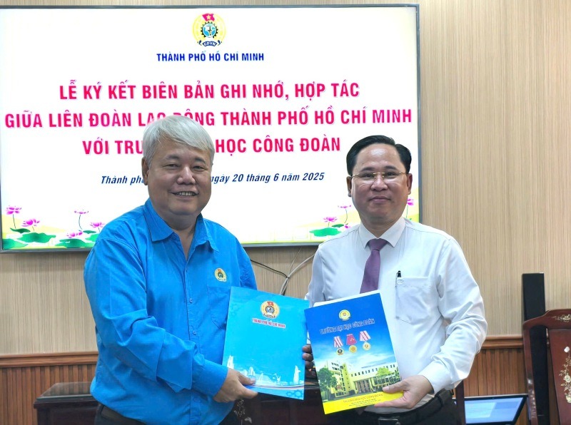 Sr. Vo Khac Thai - Presidente de la Federacion Laboral de la Ciudad de Ho Chi Minh (izquierda) y profesor asociado, Dr. Le Manh Hung, Director de la Universidad de Sindicatos (derecha) - Firmacion de capacitacion, mejora de las calificaciones, conocimientos y habilidades para funcionarios sindicales de la ciudad de Ho Chi Minh. Imagen: