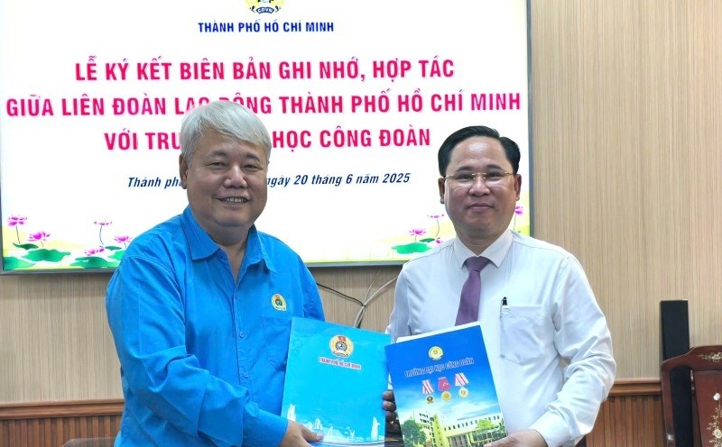 Mr. Vo Khac Thai - Chairman of the Ho Chi Minh City Labor Federation (left) and Associate Professor, Dr. Le Manh Hung, Principal of the Trade Union University (right) - signed a training agreement to improve the qualifications, knowledge and skills of the Ho Chi Minh City Labor Federation's trade union officials. Photo: