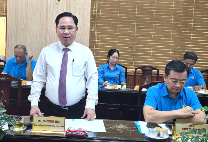 Pho Giao su, Tien si Le Manh Hung - Hieu truong Truong Dai hoc Cong doan (nguoi dung) - phat bieu tai le ky ket. Anh: Nam Duong