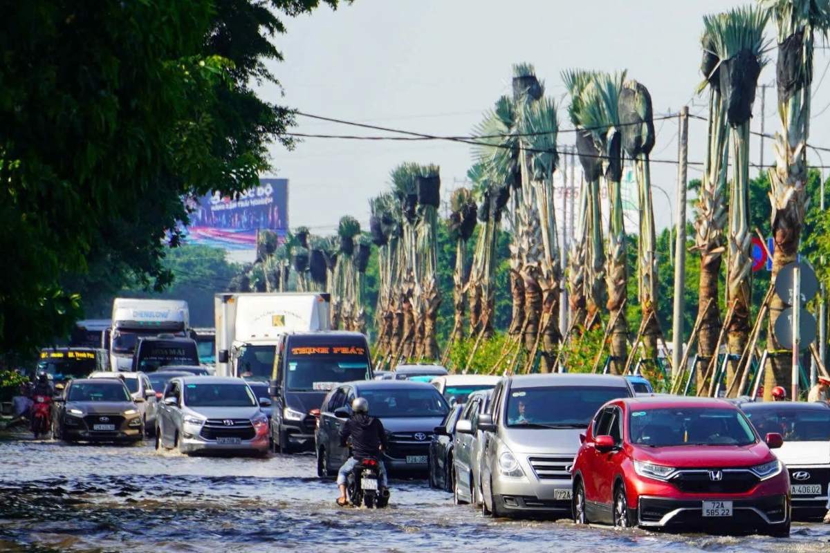 Vehicles were congested when entering flooded areas. Photo: Thanh An