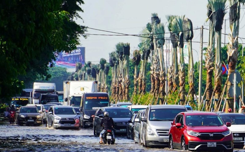 Vehicles were congested when entering flooded areas. Photo: Thanh An
